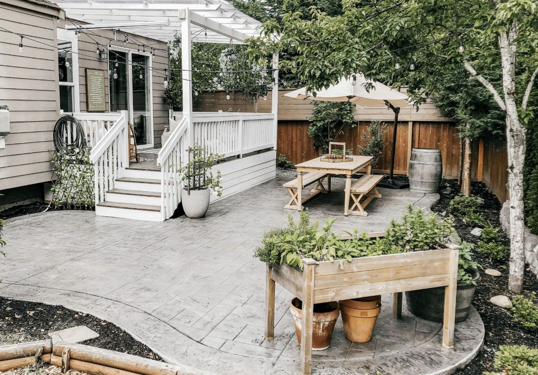 Elegant concrete steps and entryway with modern residential design